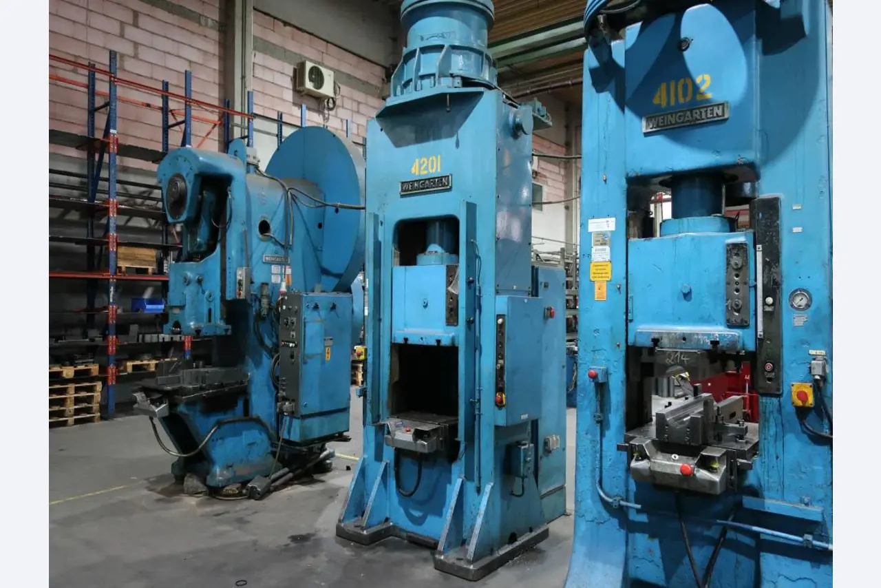 Máquinas para o processamento de chapas metálicas de espessura fina/média<br>(corte, perfuração, prensagem, dobragem)<br><font size="2">Em colaboração com a Hilco Industrial Acquisitions bv</font>-3