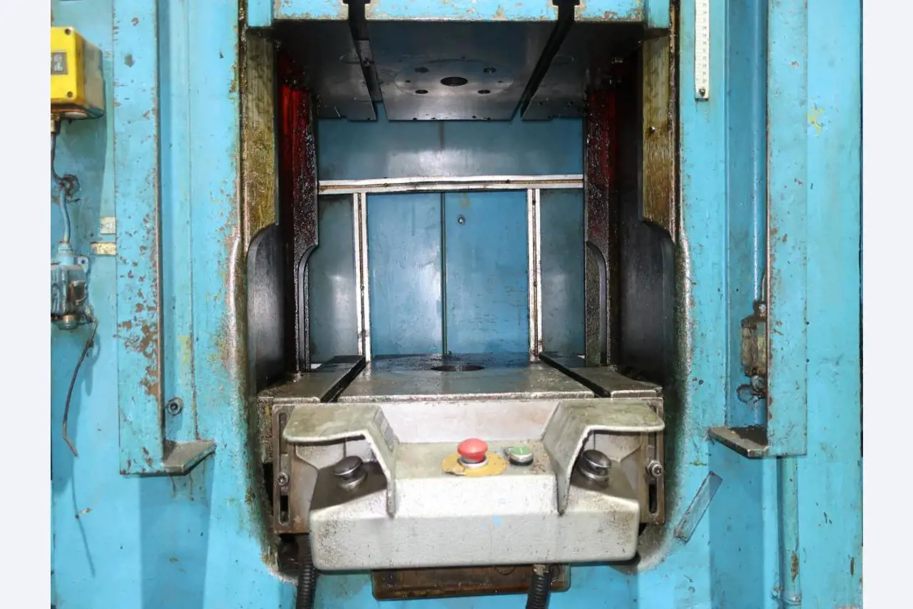 Máquinas para o processamento de chapas metálicas de espessura fina/média<br>(corte, perfuração, prensagem, dobragem)<br><font size="2">Em colaboração com a Hilco Industrial Acquisitions bv</font>-4