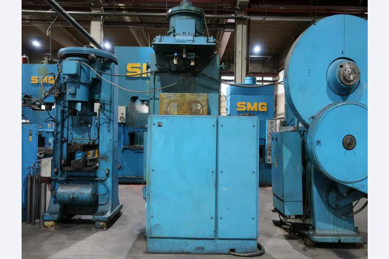 Máquinas para o processamento de chapas metálicas de espessura fina/média<br>(corte, perfuração, prensagem, dobragem)<br><font size="2">Em colaboração com a Hilco Industrial Acquisitions bv</font>-5