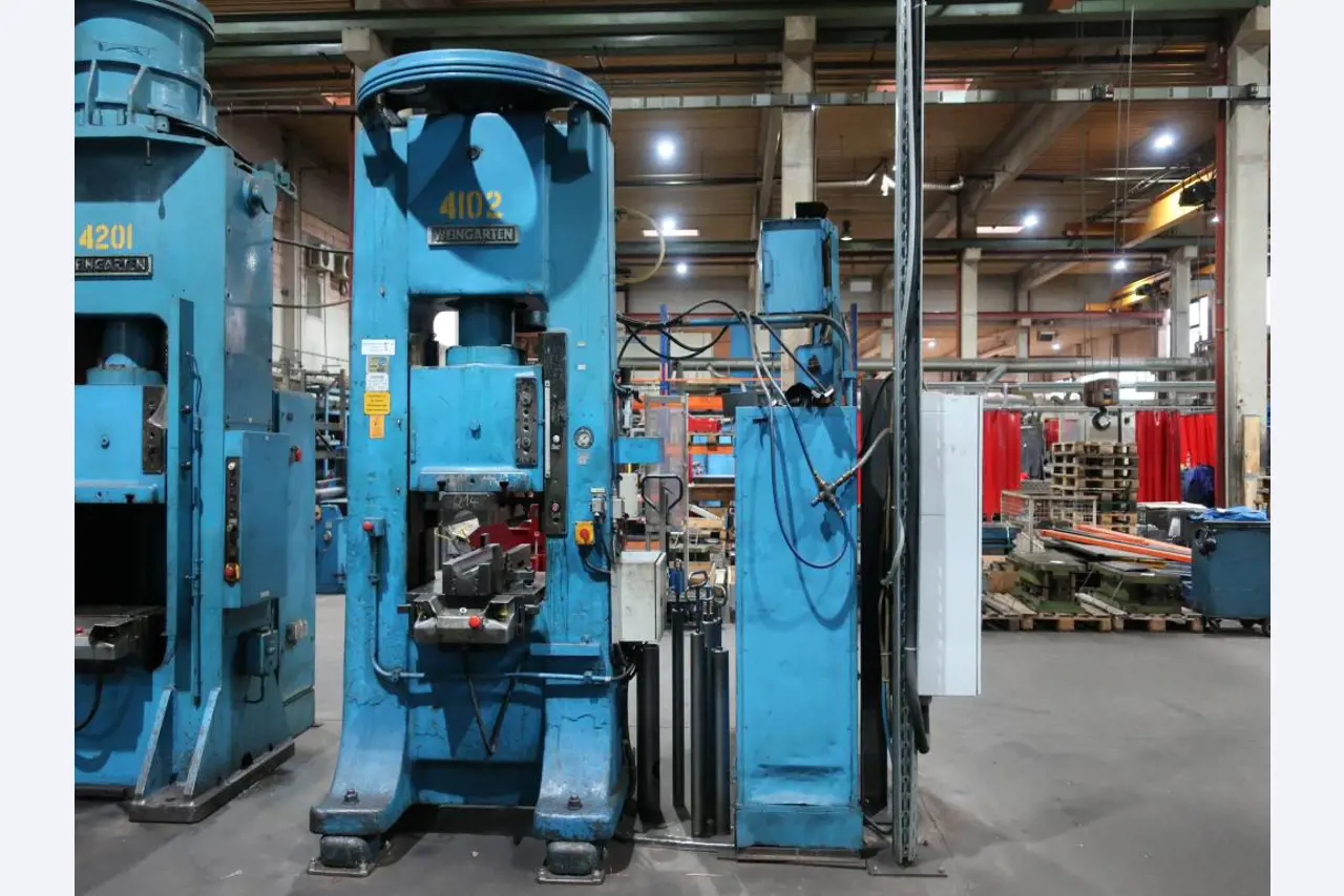 Máquinas para o processamento de chapas metálicas de espessura fina/média<br>(corte, perfuração, prensagem, dobragem)<br><font size="2">Em colaboração com a Hilco Industrial Acquisitions bv</font>-1