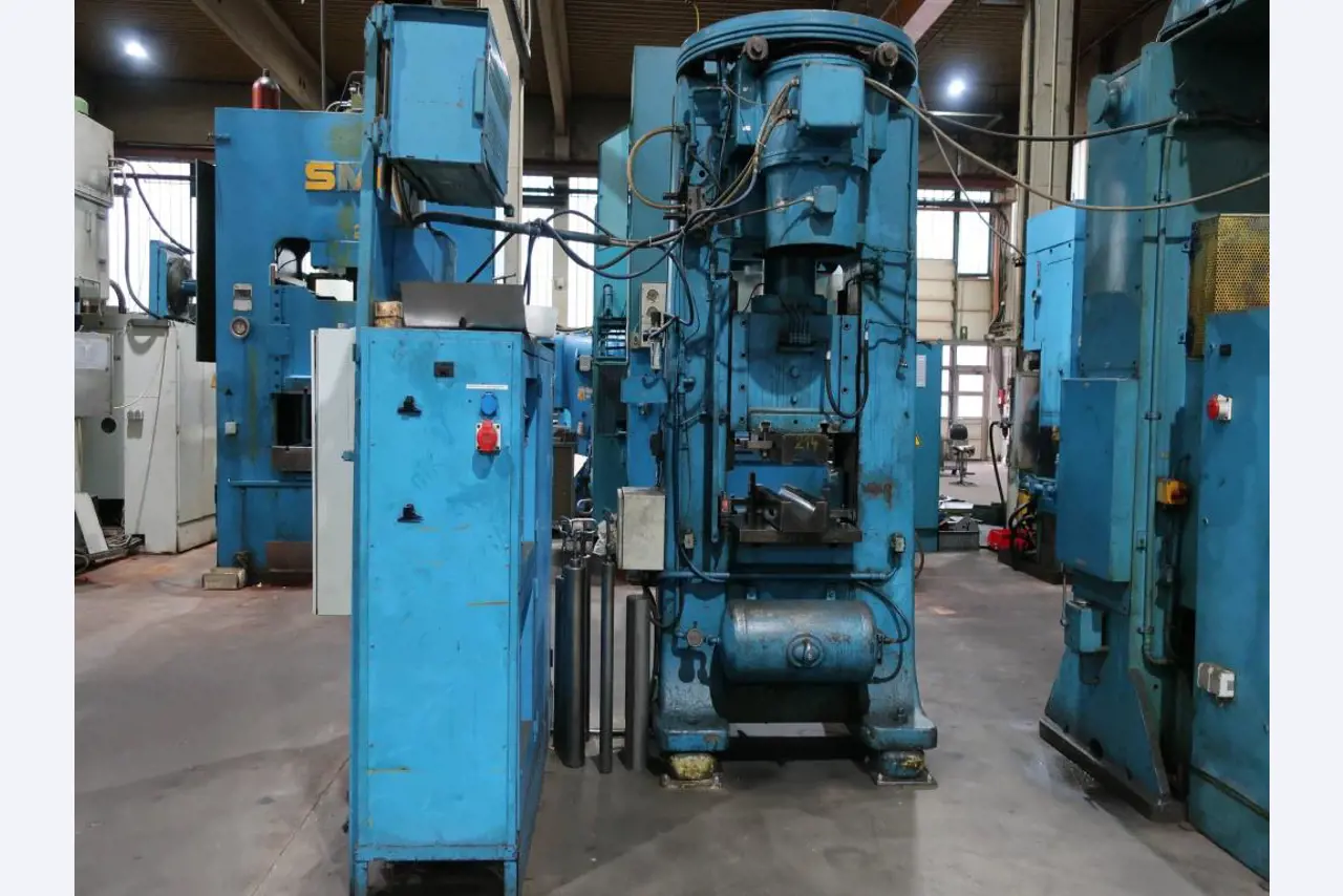 Máquinas para o processamento de chapas metálicas de espessura fina/média<br>(corte, perfuração, prensagem, dobragem)<br><font size="2">Em colaboração com a Hilco Industrial Acquisitions bv</font>-2