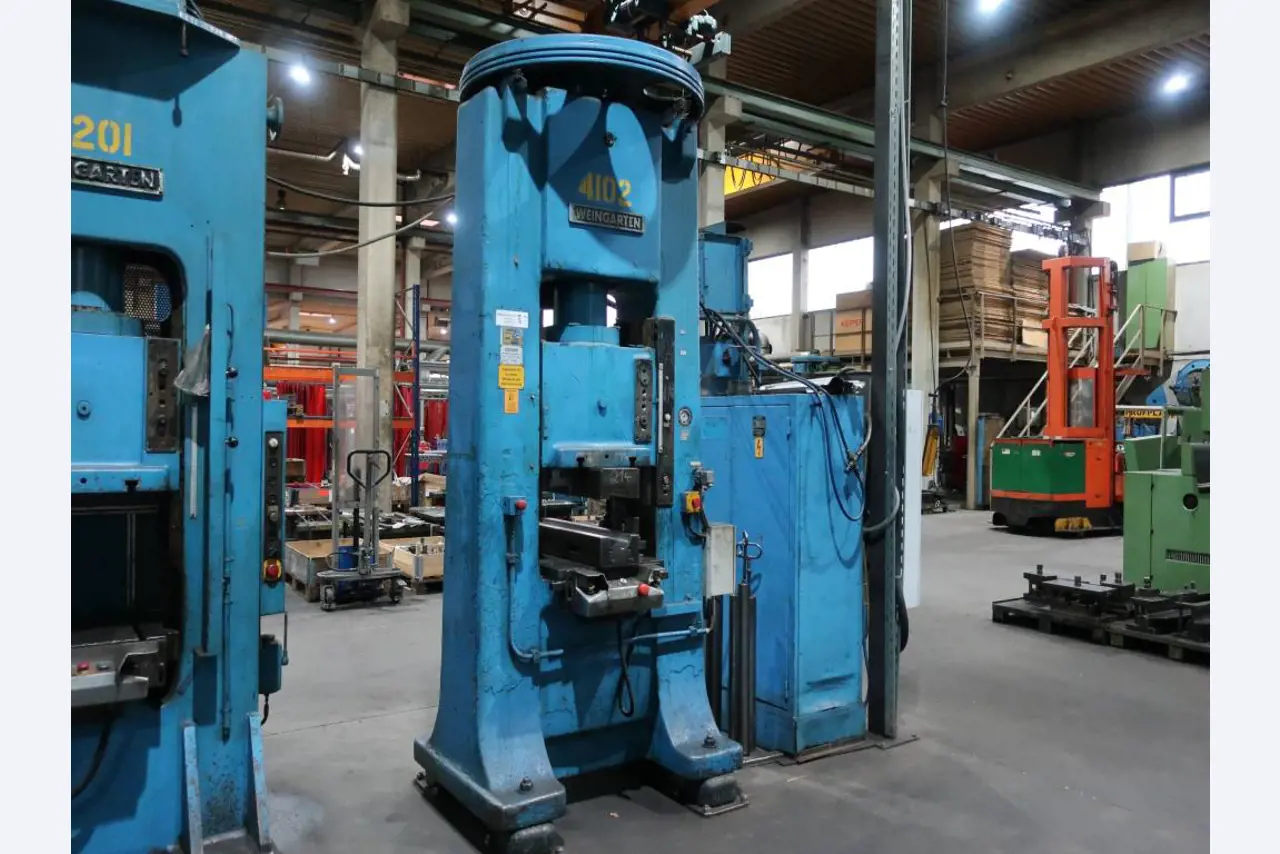 Máquinas para o processamento de chapas metálicas de espessura fina/média<br>(corte, perfuração, prensagem, dobragem)<br><font size="2">Em colaboração com a Hilco Industrial Acquisitions bv</font>-3