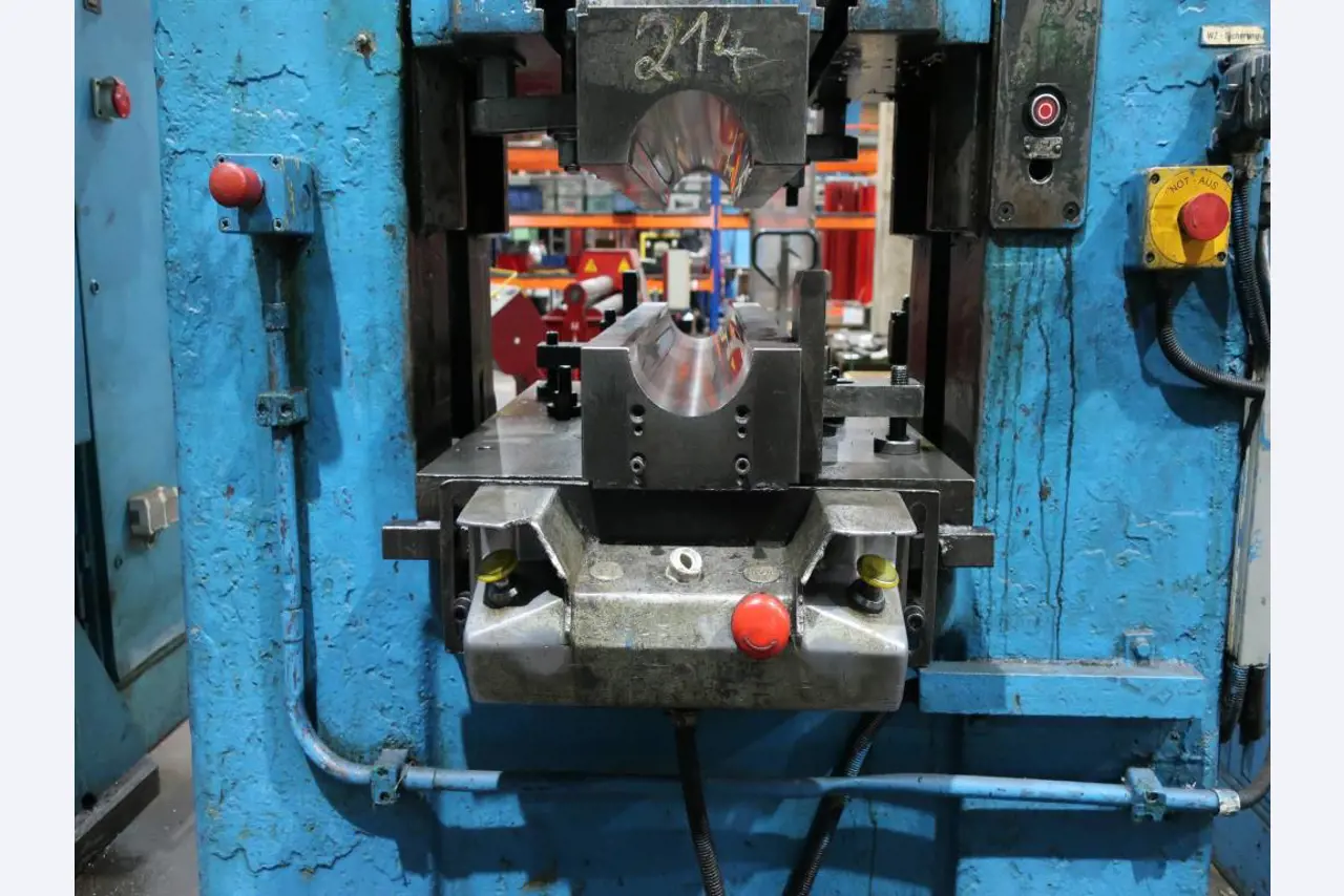 Máquinas para o processamento de chapas metálicas de espessura fina/média<br>(corte, perfuração, prensagem, dobragem)<br><font size="2">Em colaboração com a Hilco Industrial Acquisitions bv</font>-4