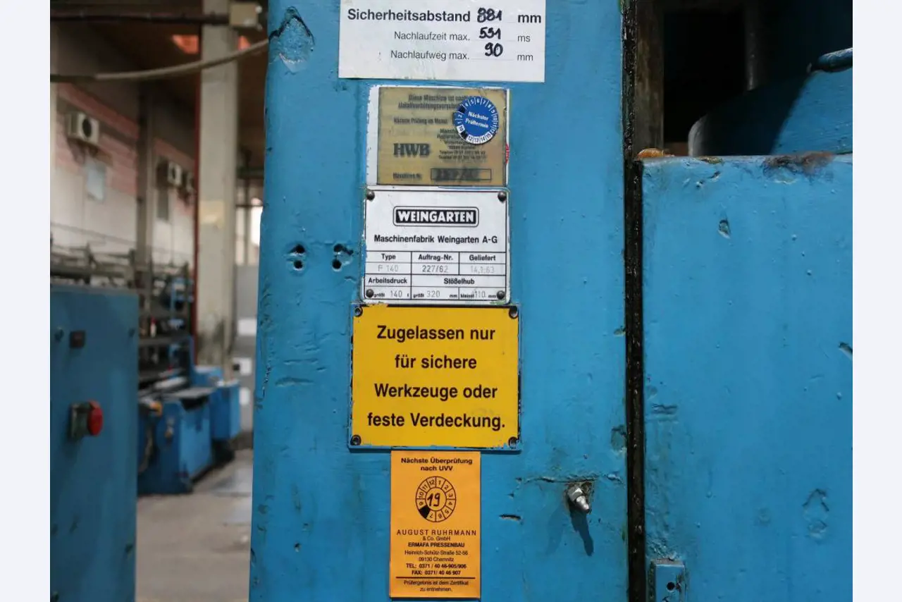 Máquinas para o processamento de chapas metálicas de espessura fina/média<br>(corte, perfuração, prensagem, dobragem)<br><font size="2">Em colaboração com a Hilco Industrial Acquisitions bv</font>-7