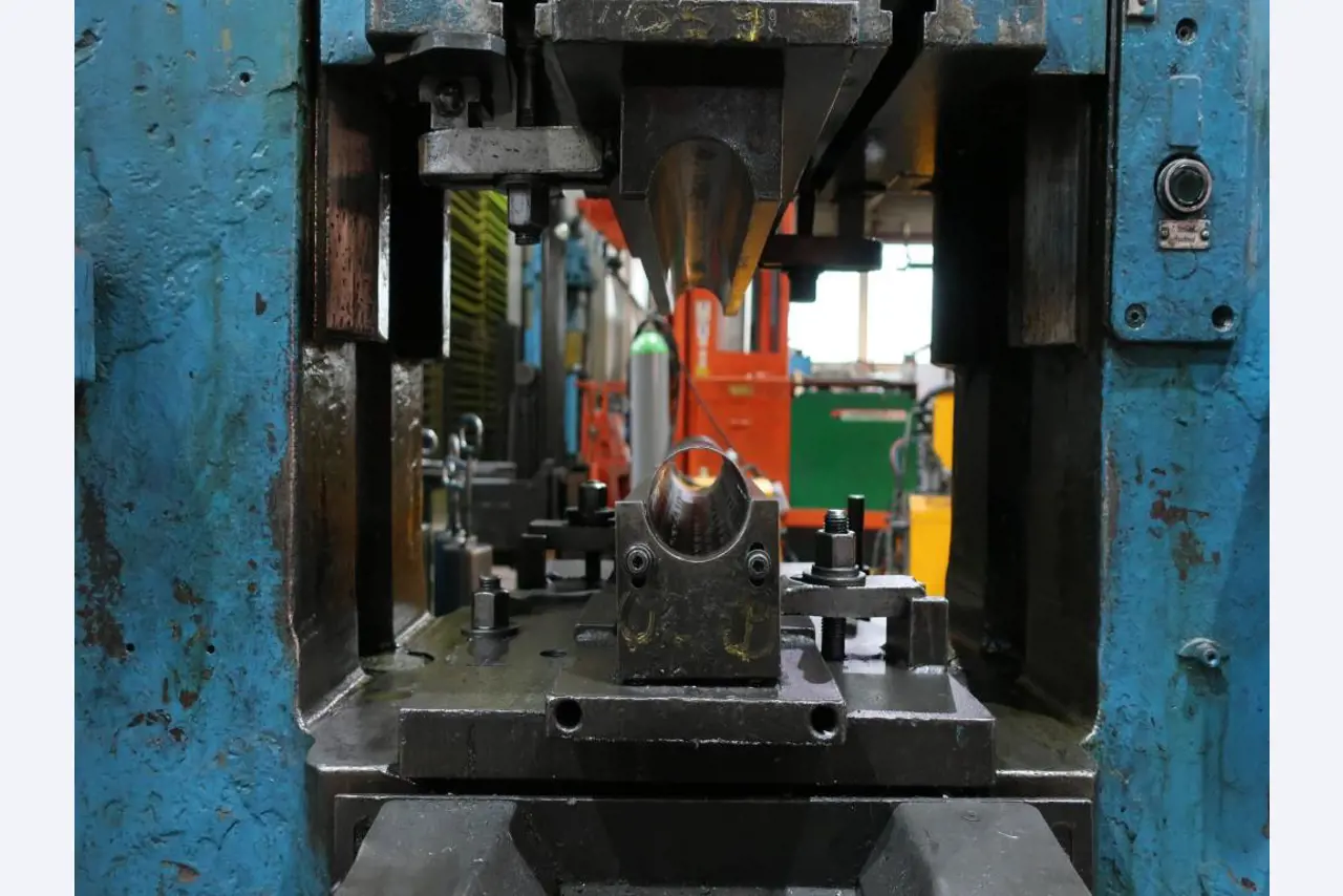Maschinen zur Bearbeitung von dünnen/mittelstarken Blechen<br>(Schneiden, Stanzen, Pressen, Biegen)<br><font size="2">In Zusammenarbeit m. Hilco Industrial Acquisitions bv</font>-2