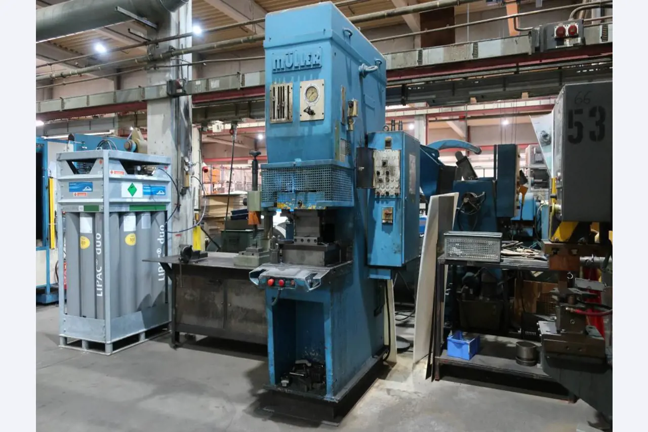 Máquinas para o processamento de chapas metálicas de espessura fina/média<br>(corte, perfuração, prensagem, dobragem)<br><font size="2">Em colaboração com a Hilco Industrial Acquisitions bv</font>-1