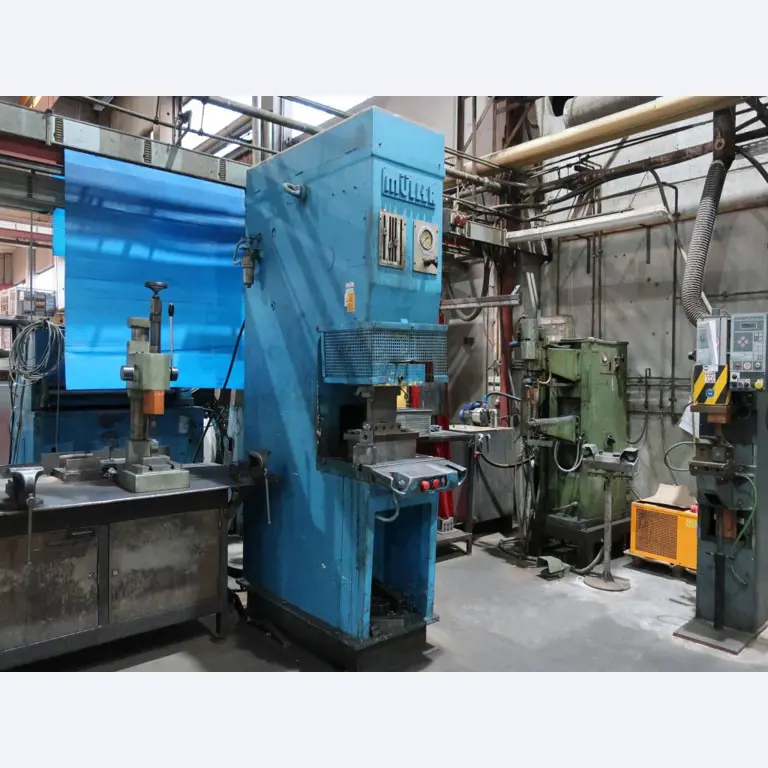 Máquinas para o processamento de chapas metálicas de espessura fina/média<br>(corte, perfuração, prensagem, dobragem)<br><font size="2">Em colaboração com a Hilco Industrial Acquisitions bv</font>-2