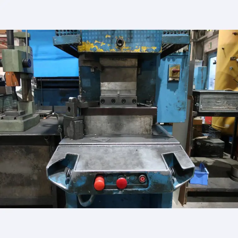 Máquinas para o processamento de chapas metálicas de espessura fina/média<br>(corte, perfuração, prensagem, dobragem)<br><font size="2">Em colaboração com a Hilco Industrial Acquisitions bv</font>-3