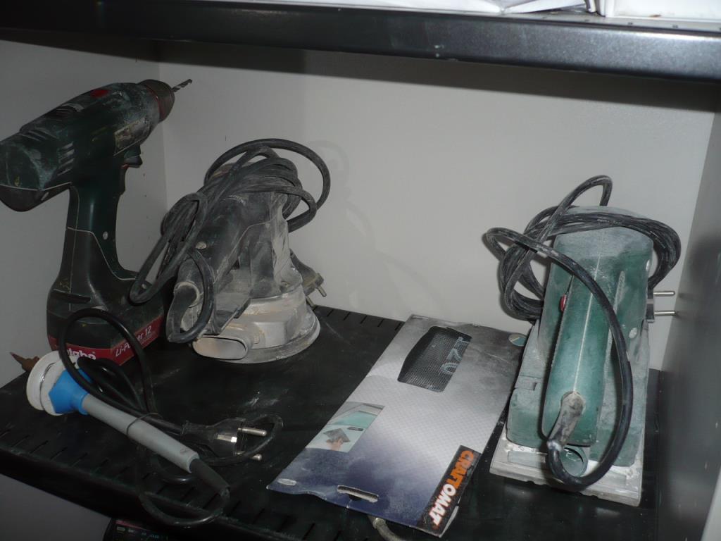 workshop equipment consisting of hand machines and equipment of a sanitary and installation company<br>  -11