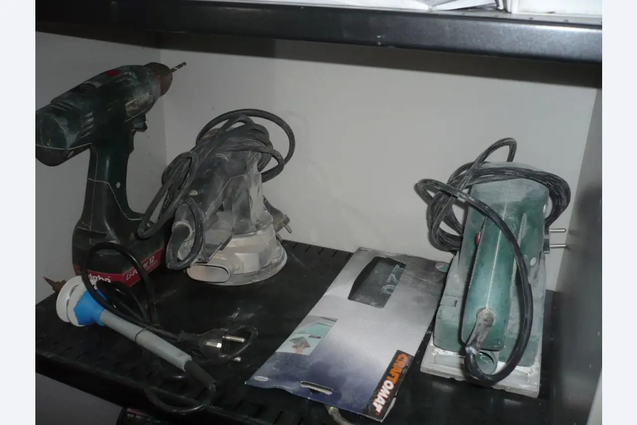 workshop equipment consisting of hand machines and equipment of a sanitary and installation company<br>  -11
