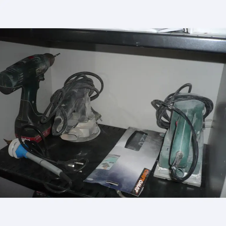 workshop equipment consisting of hand machines and equipment of a sanitary and installation company<br>  -11