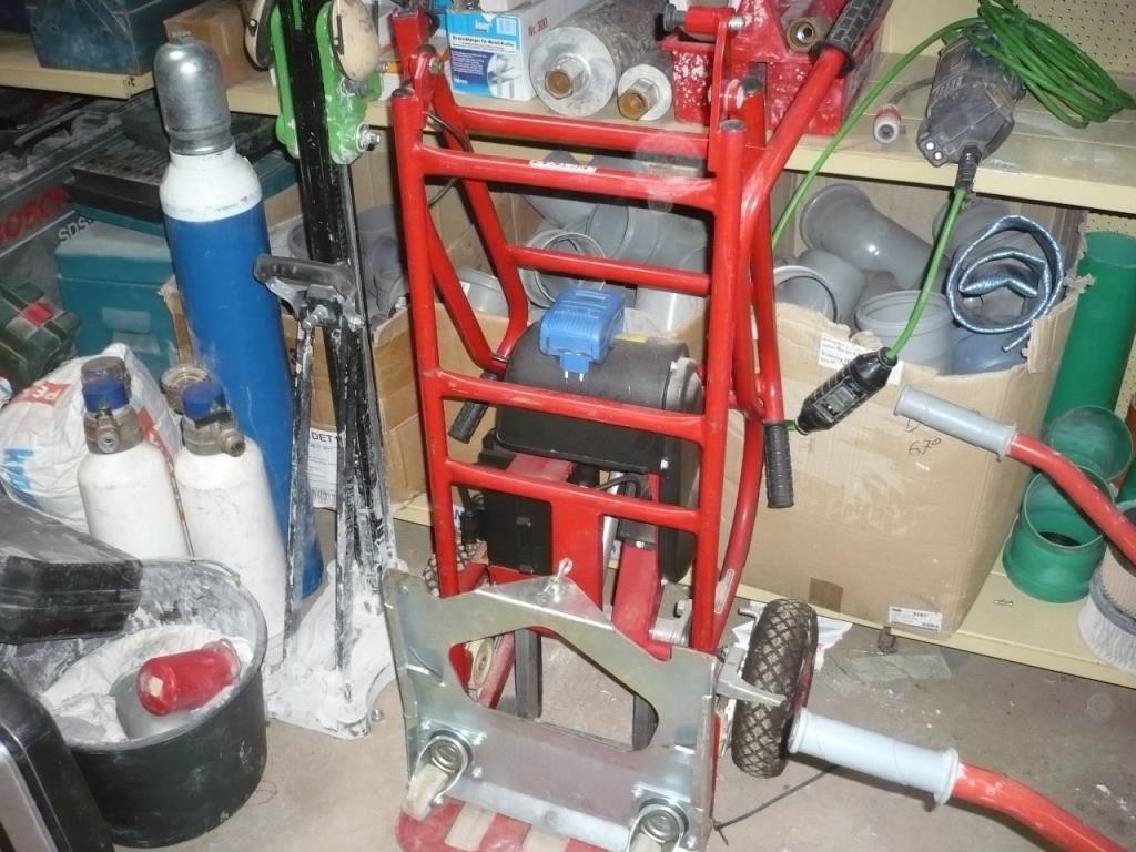 workshop equipment consisting of hand machines and equipment of a sanitary and installation company<br>  -2