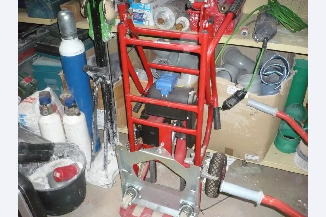 workshop equipment consisting of hand machines and equipment of a sanitary and installation company<br>  -2