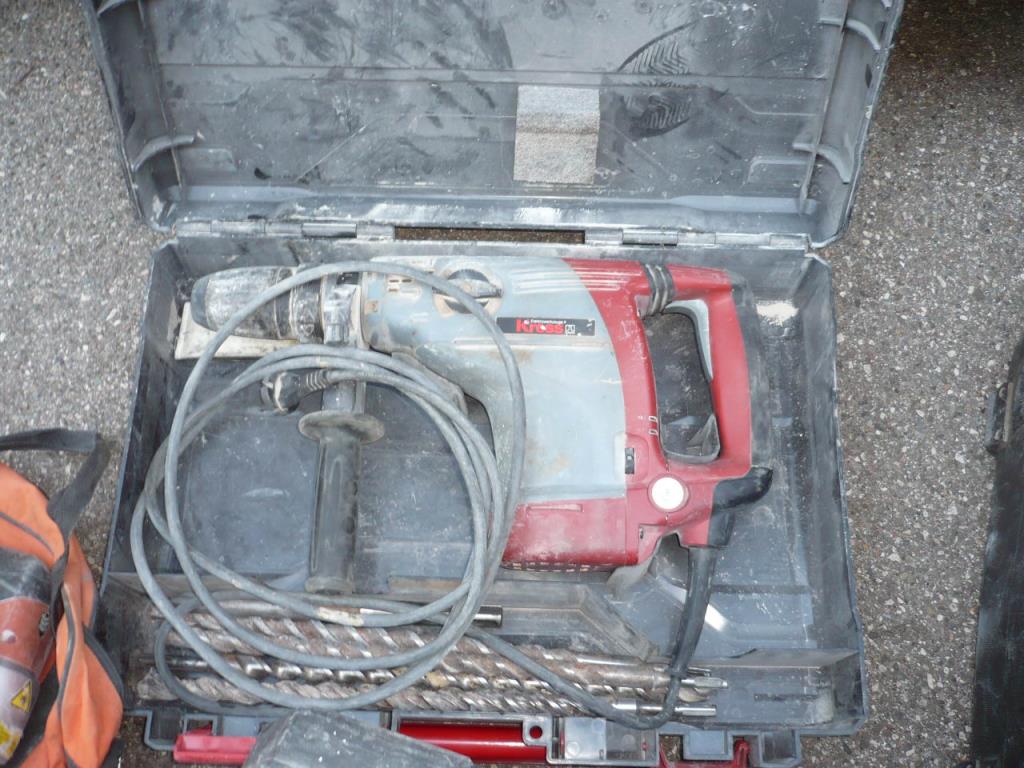 workshop equipment consisting of hand machines and equipment of a sanitary and installation company<br>  -3