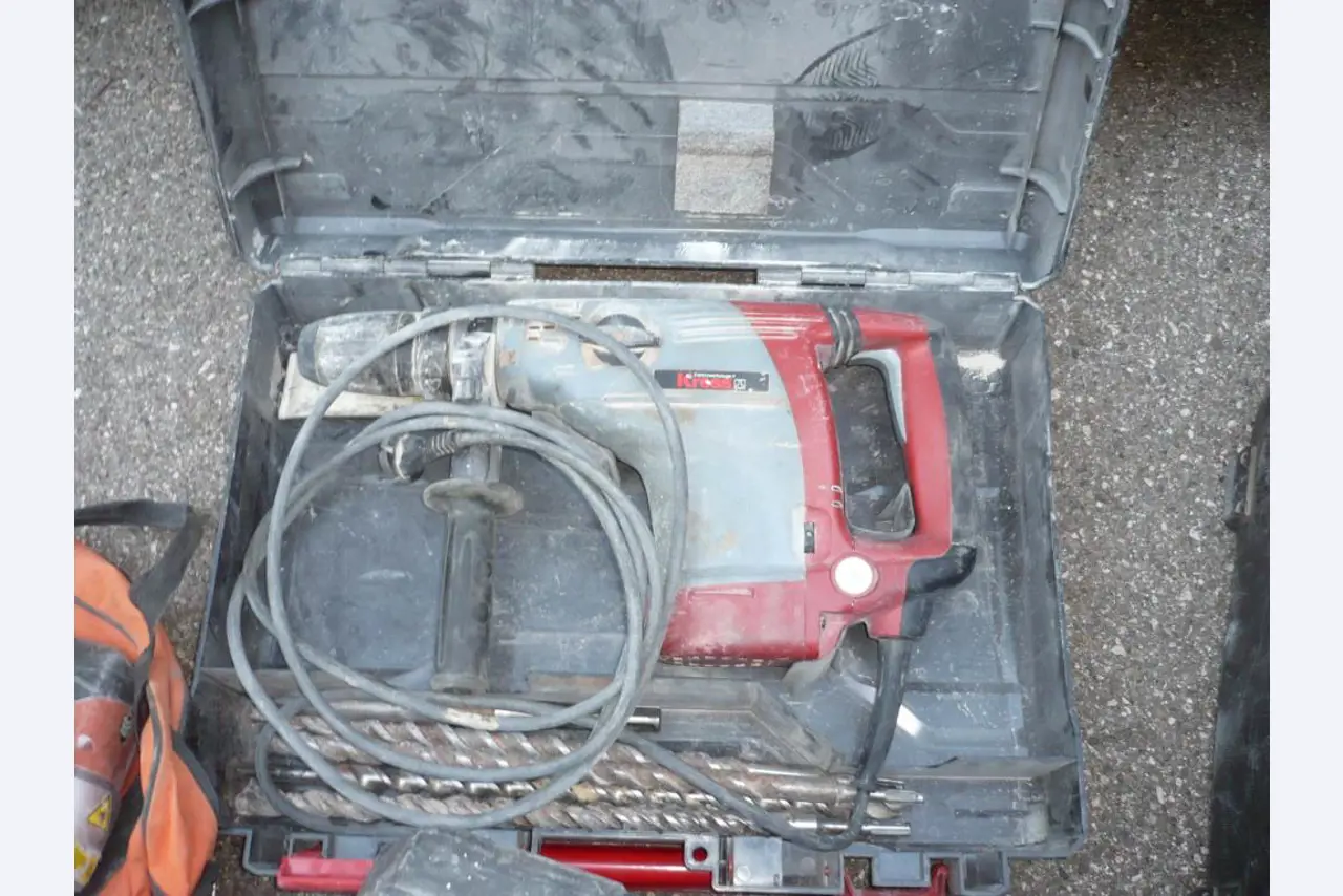 workshop equipment consisting of hand machines and equipment of a sanitary and installation company<br>  -3
