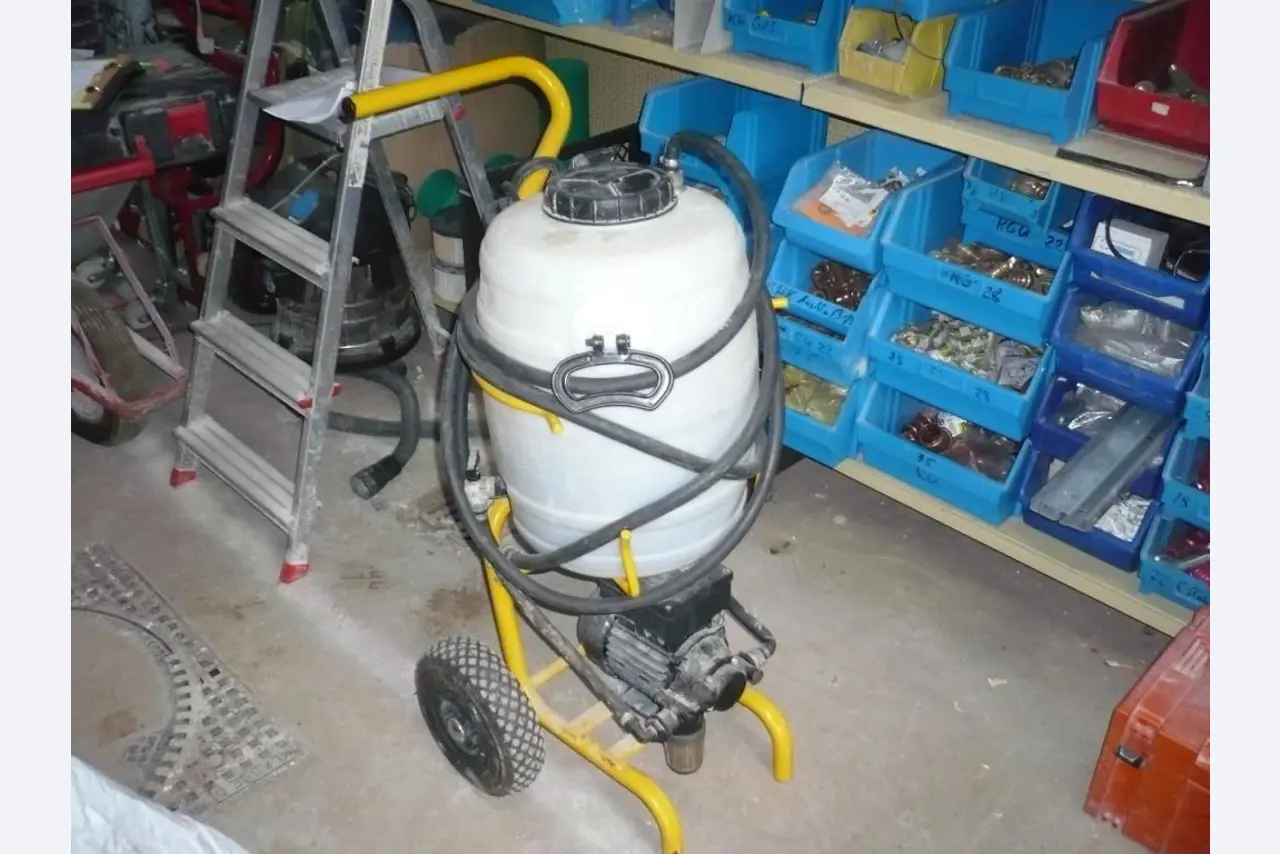 workshop equipment consisting of hand machines and equipment of a sanitary and installation company<br>  -4