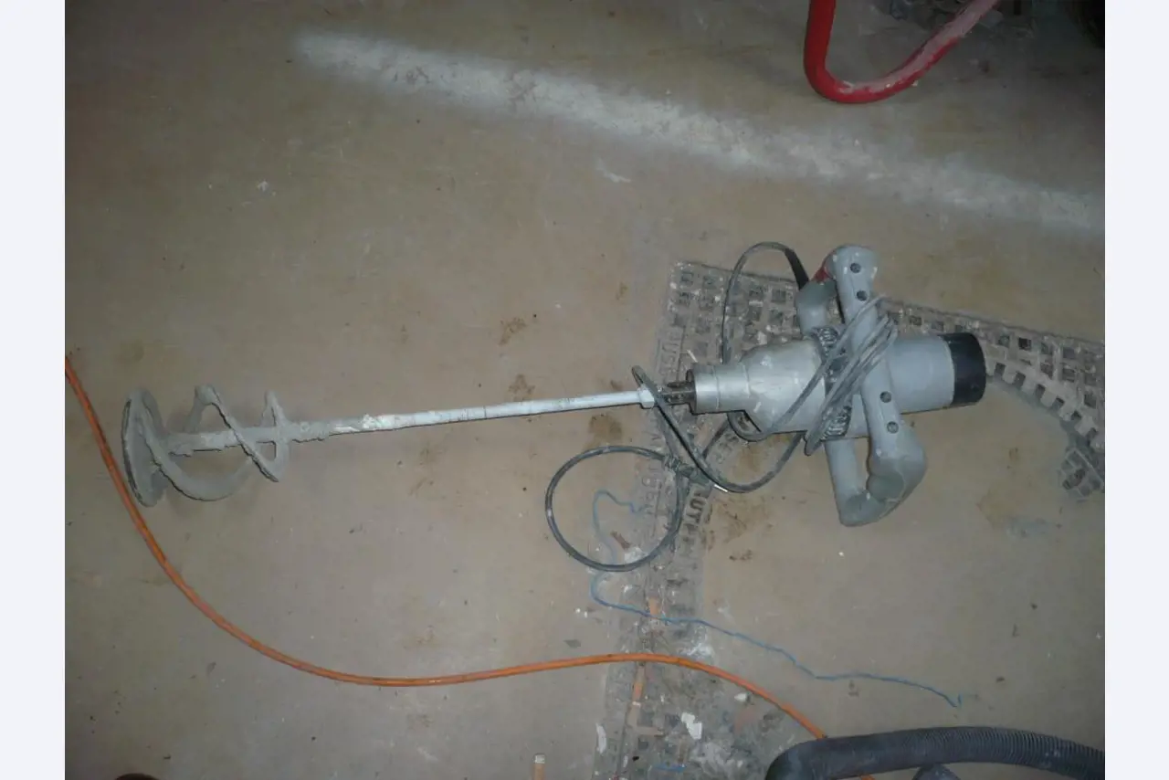workshop equipment consisting of hand machines and equipment of a sanitary and installation company<br>  -5