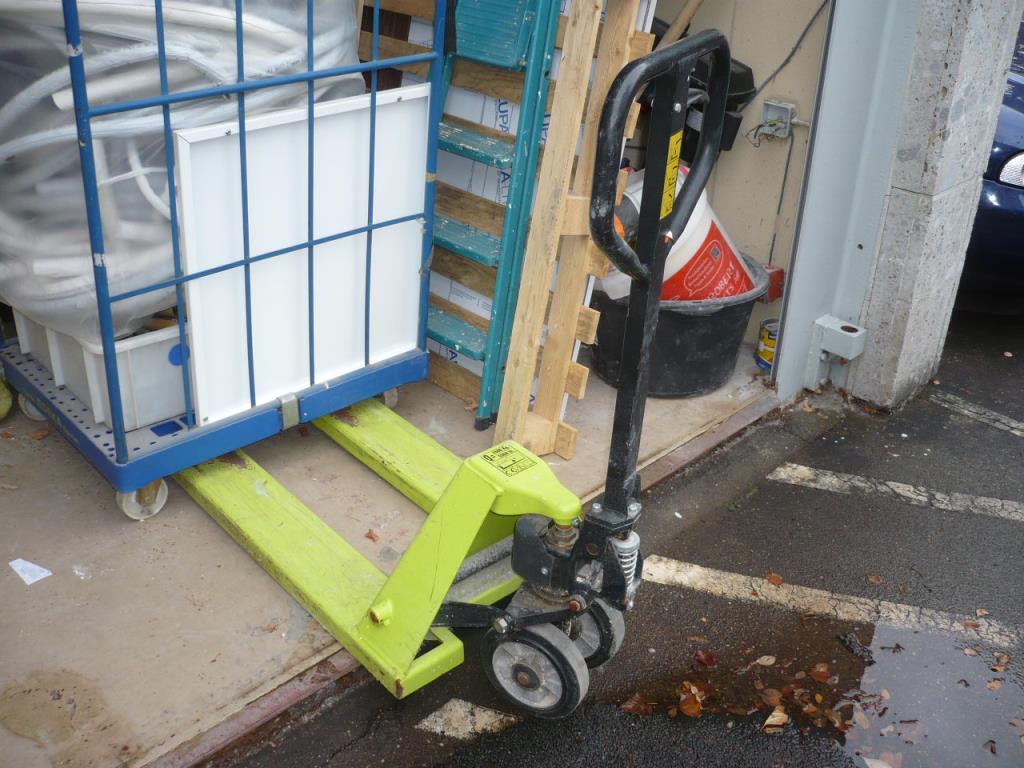 workshop equipment consisting of hand machines and equipment of a sanitary and installation company<br>  -1