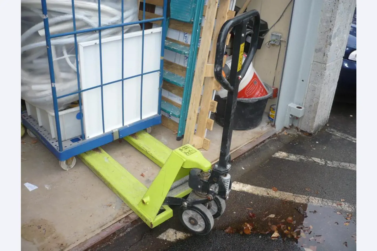 workshop equipment consisting of hand machines and equipment of a sanitary and installation company<br>  -1