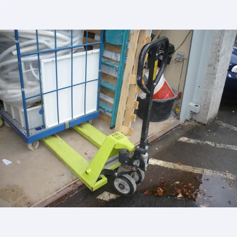 workshop equipment consisting of hand machines and equipment of a sanitary and installation company<br>  -1