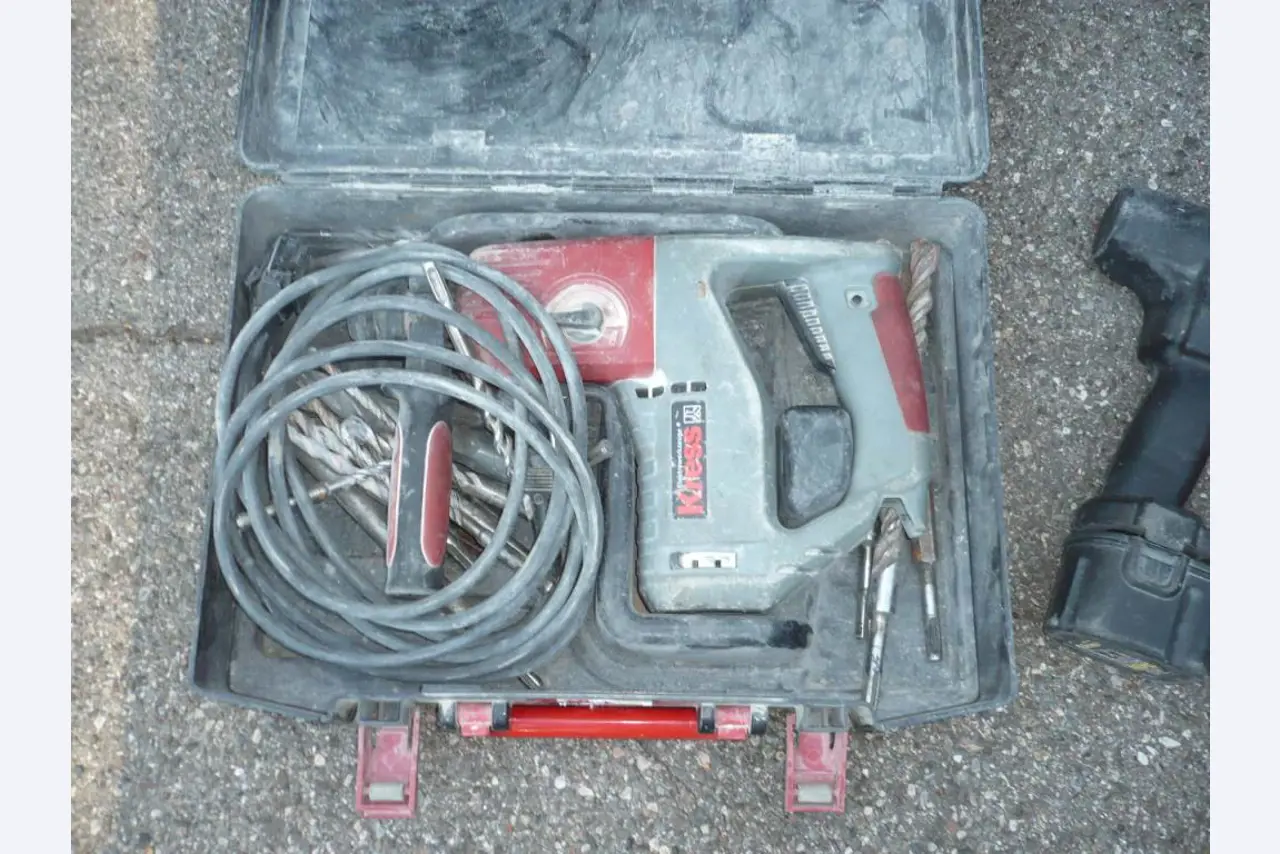 workshop equipment consisting of hand machines and equipment of a sanitary and installation company<br>  -6
