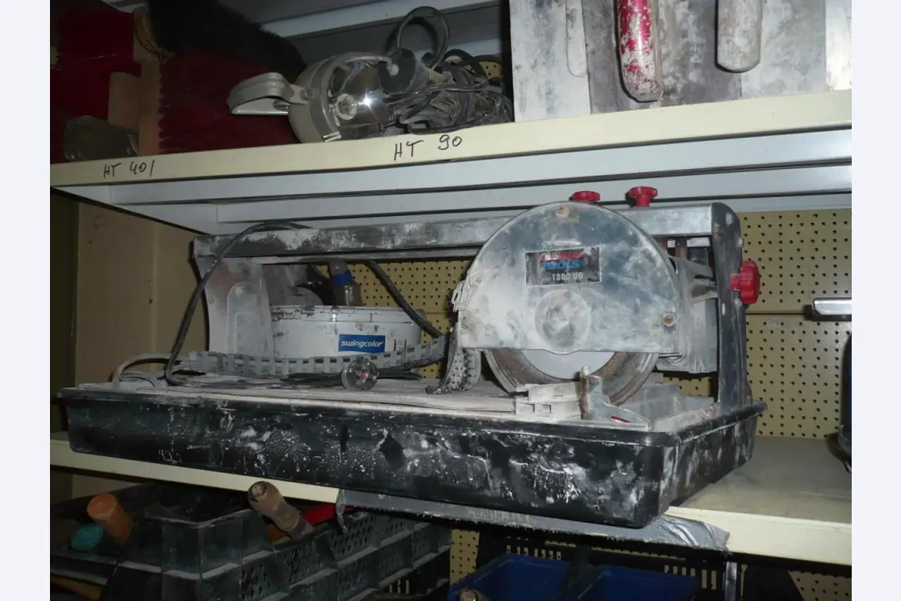 workshop equipment consisting of hand machines and equipment of a sanitary and installation company<br>  -7