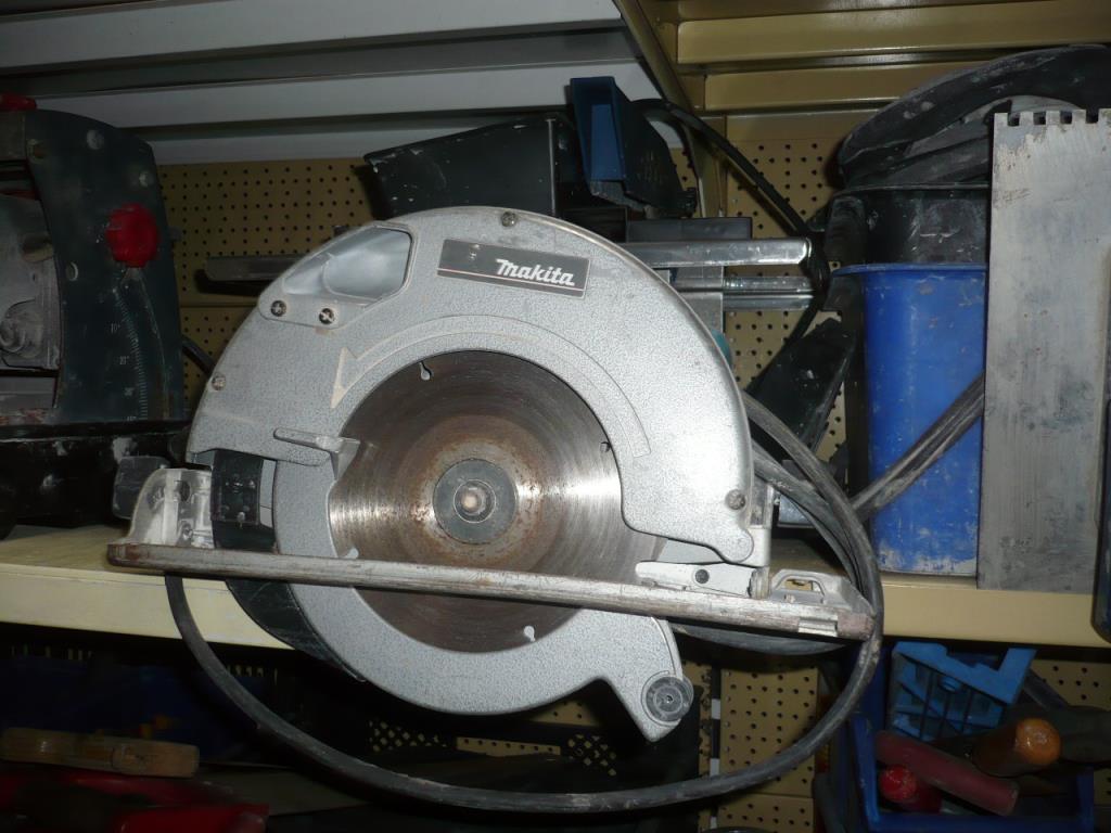 workshop equipment consisting of hand machines and equipment of a sanitary and installation company<br>  -8