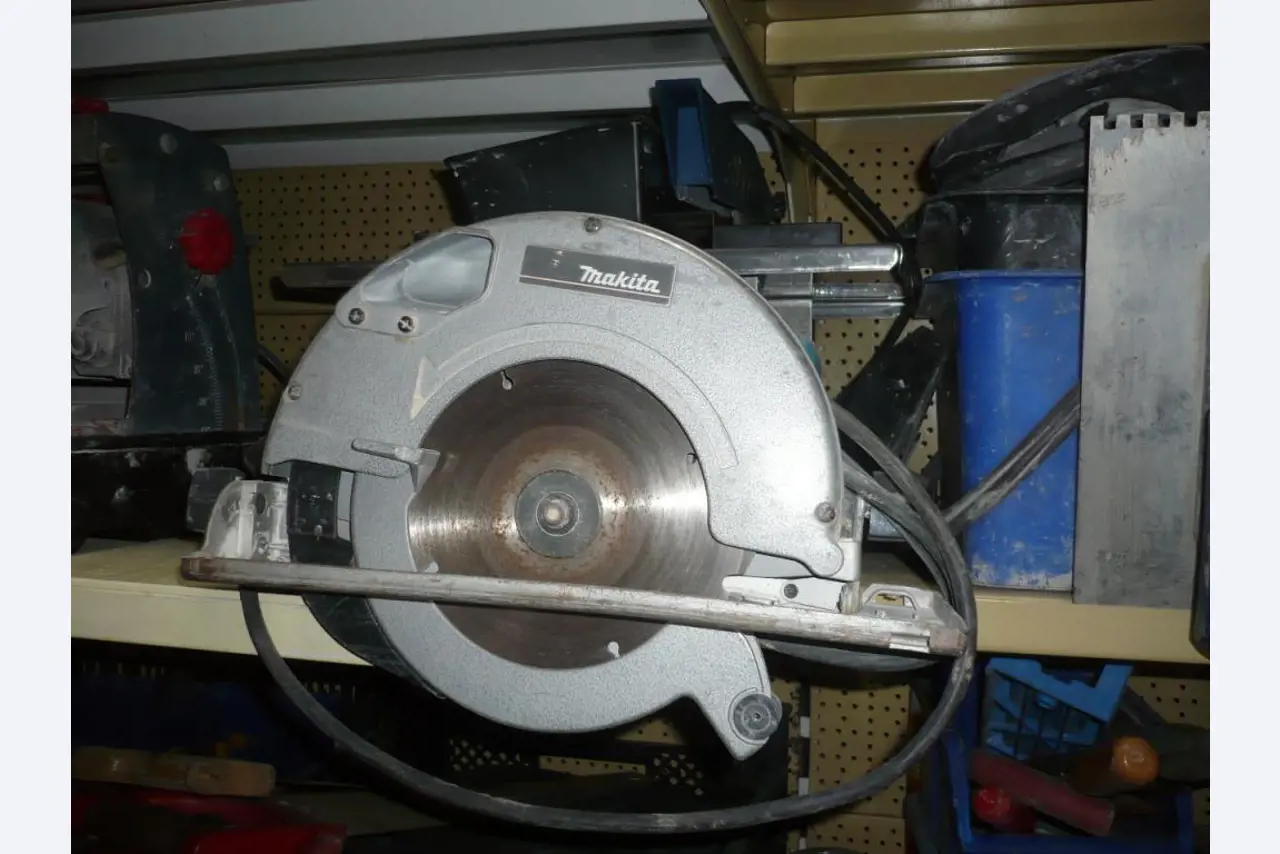 workshop equipment consisting of hand machines and equipment of a sanitary and installation company<br>  -8
