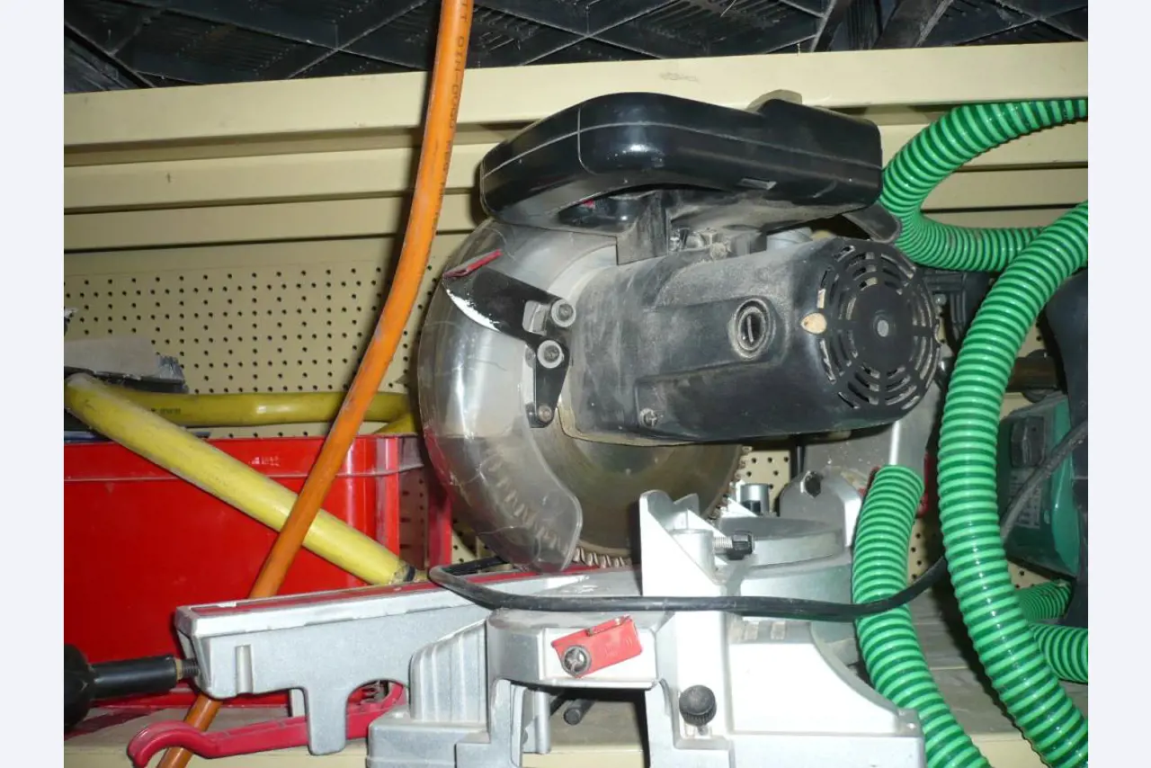 workshop equipment consisting of hand machines and equipment of a sanitary and installation company<br>  -9