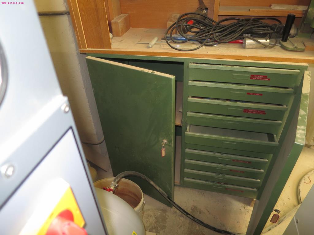 
Machines et équipement d'une entreprise de modélisme-4