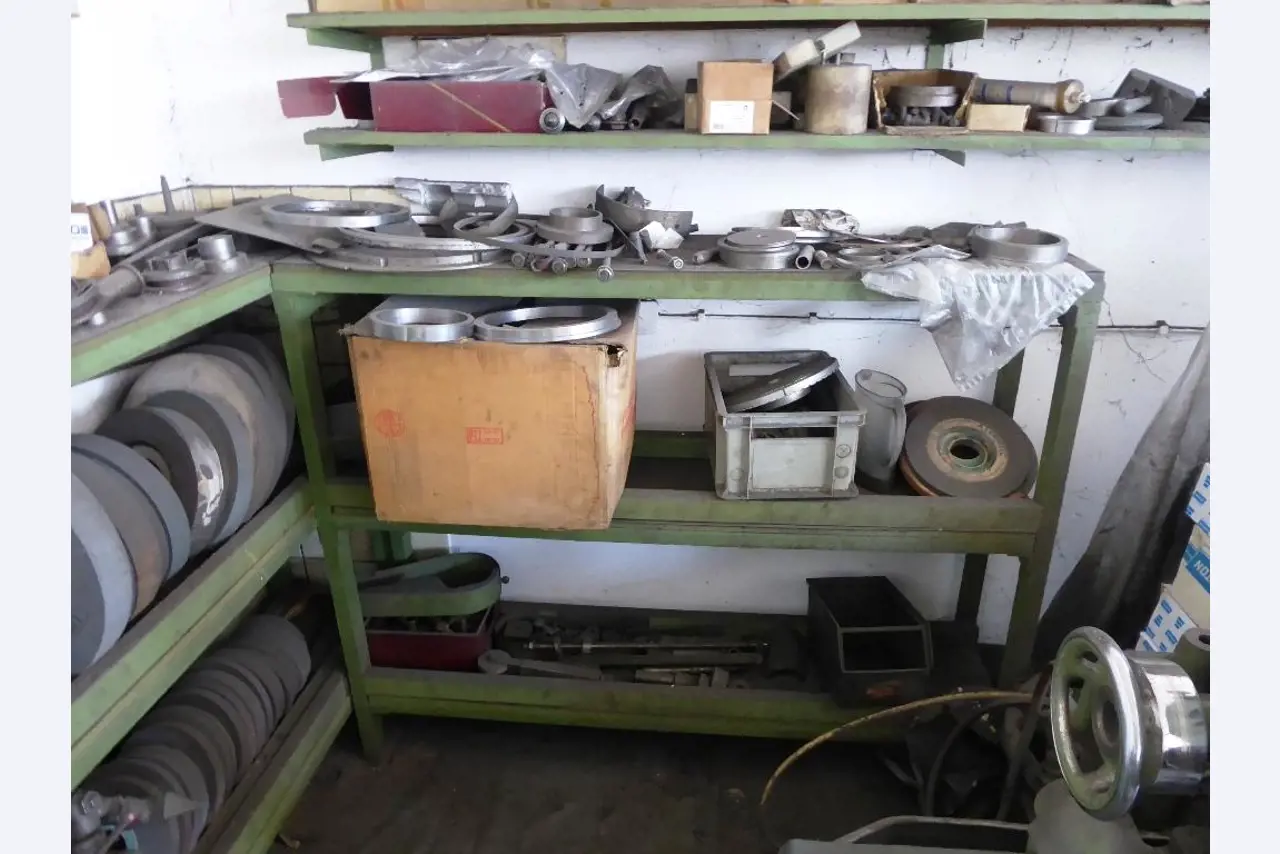 Machines d'usinage, technique de soudage, outils manuels<br>.-8
