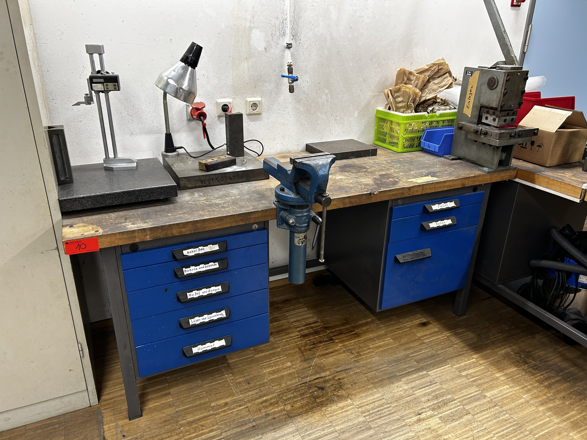 Nicht mehr benötigtes Equipment einer beruflichen Schule-2