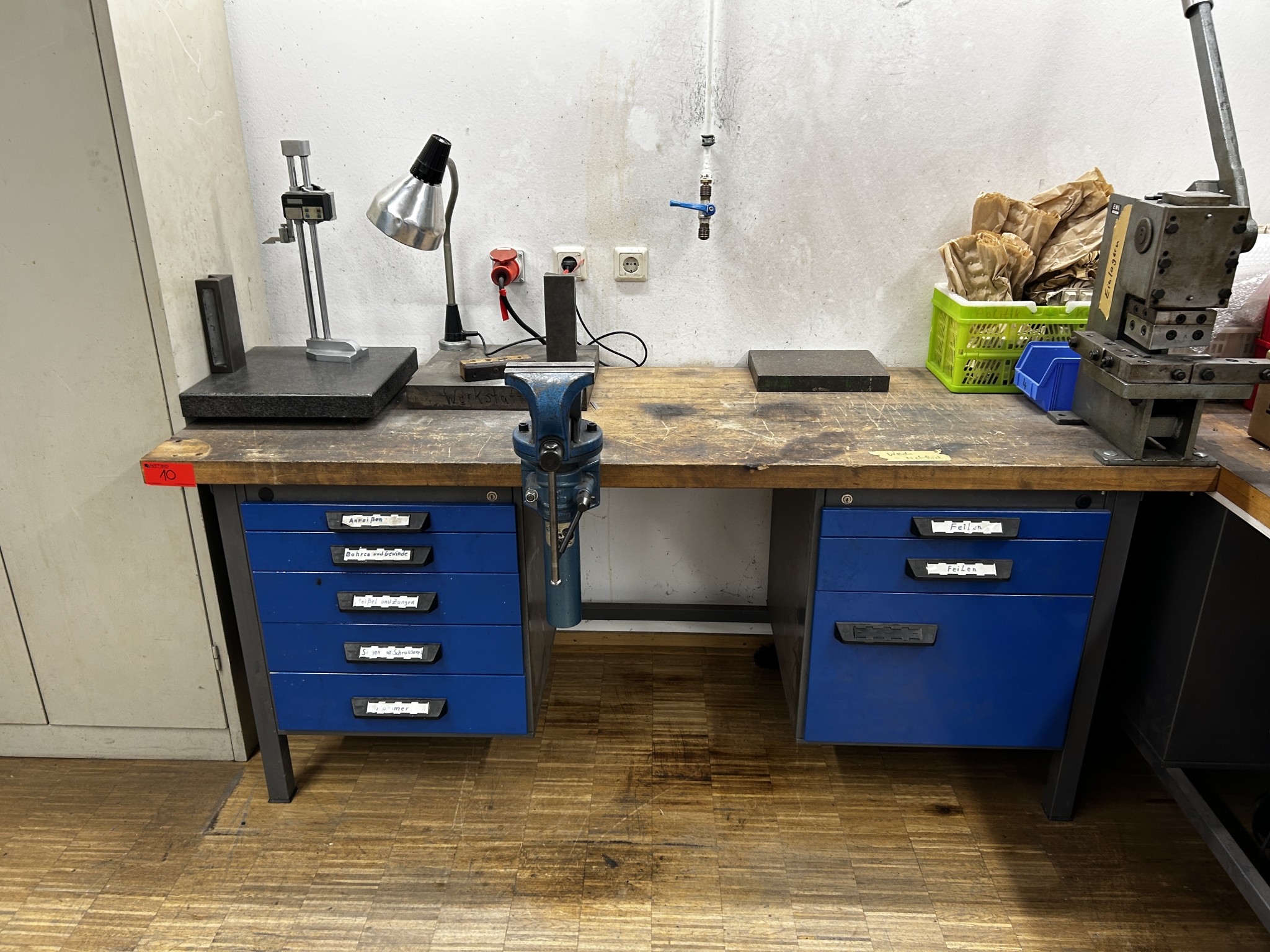 Nicht mehr benötigtes Equipment einer beruflichen Schule-3