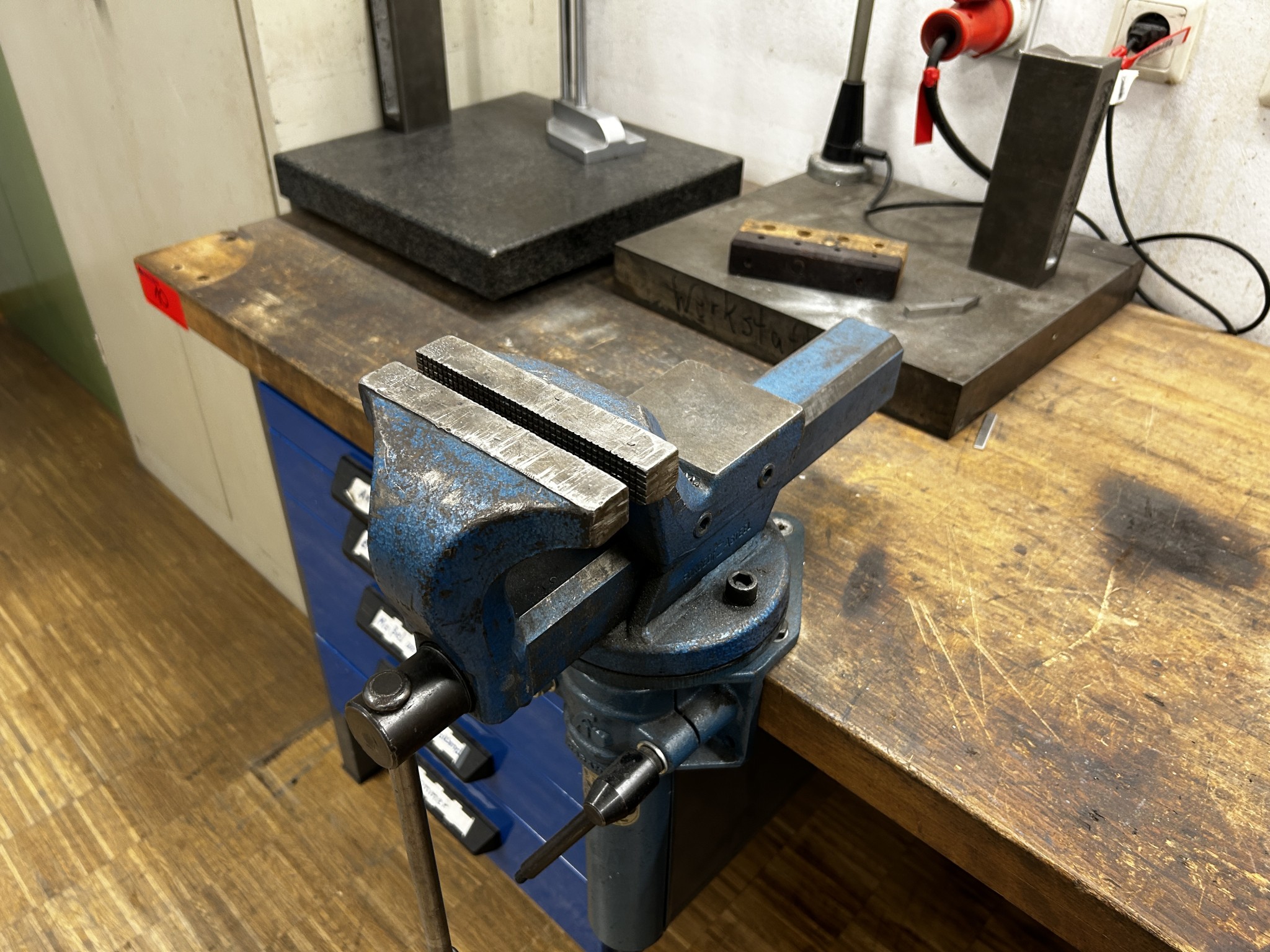 Nicht mehr benötigtes Equipment einer beruflichen Schule-5