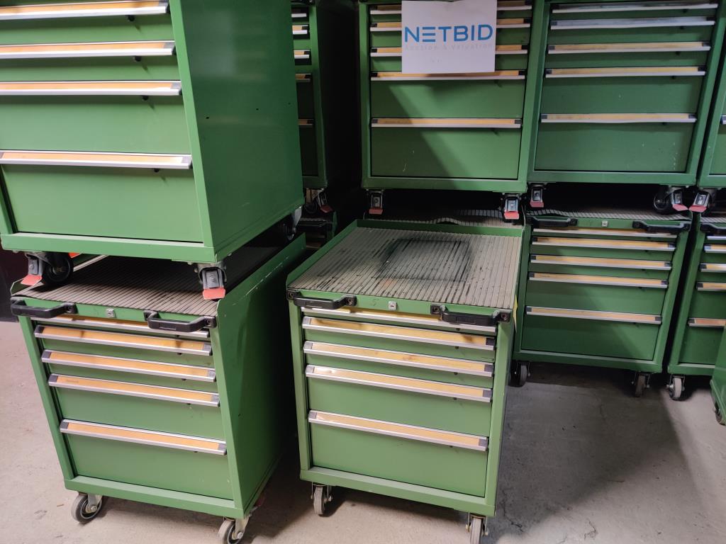 Nicht mehr benötigtes Equipment einer beruflichen Schule-10