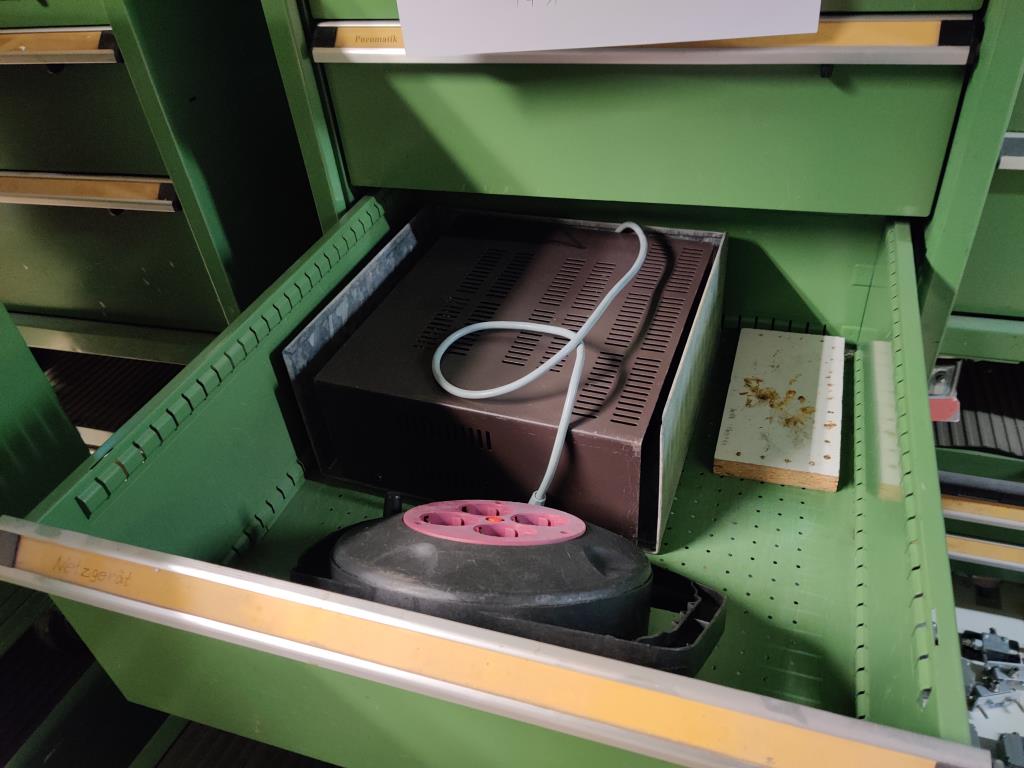 Nicht mehr benötigtes Equipment einer beruflichen Schule-2