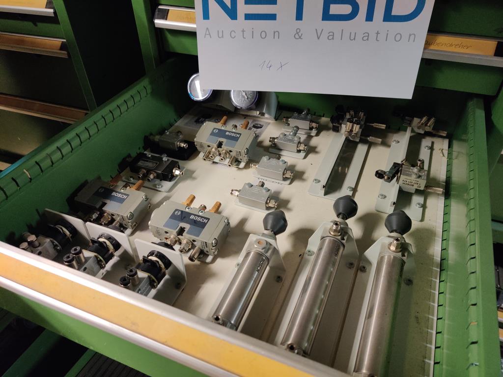 Nicht mehr benötigtes Equipment einer beruflichen Schule-3