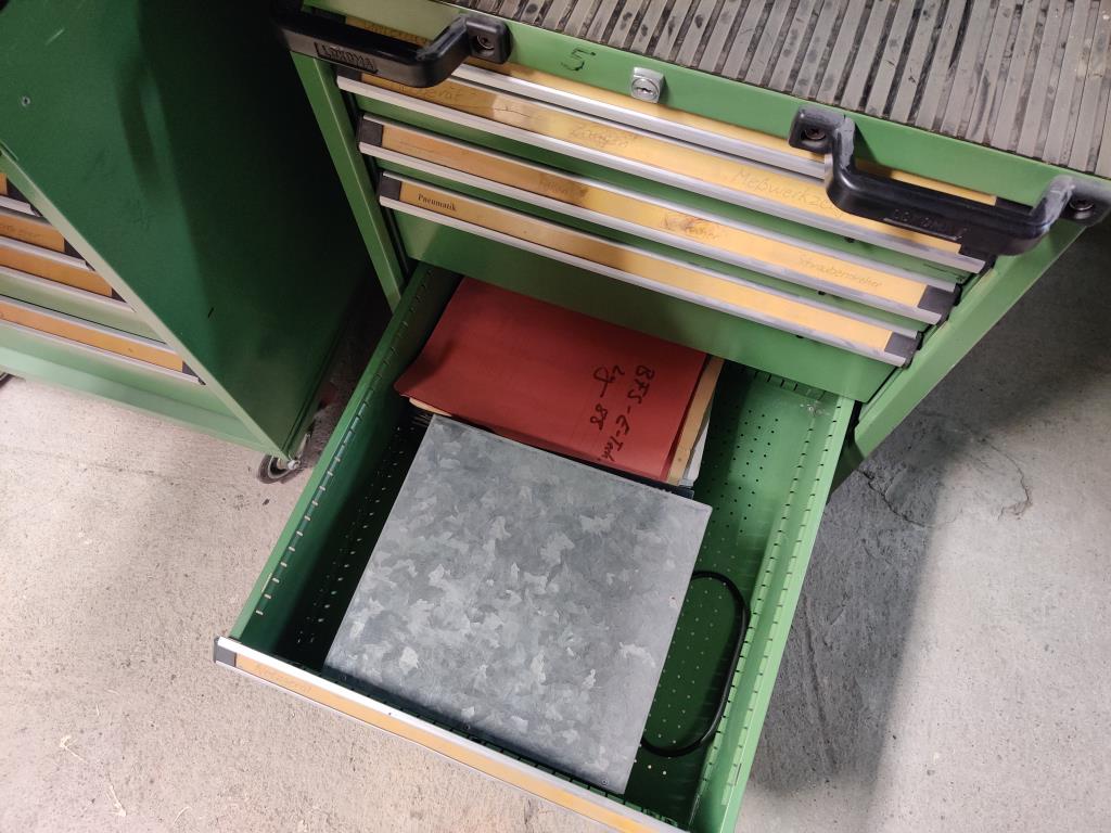 Nicht mehr benötigtes Equipment einer beruflichen Schule-4