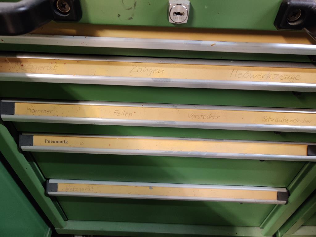 Nicht mehr benötigtes Equipment einer beruflichen Schule-5