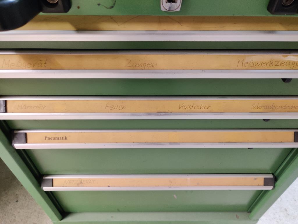 Nicht mehr benötigtes Equipment einer beruflichen Schule-6