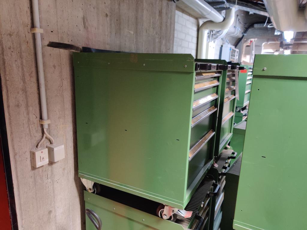 Nicht mehr benötigtes Equipment einer beruflichen Schule-7