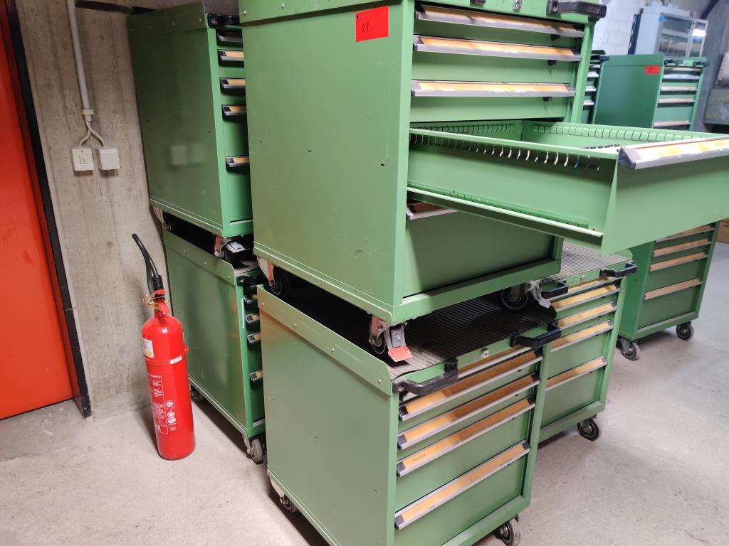 Nicht mehr benötigtes Equipment einer beruflichen Schule-8