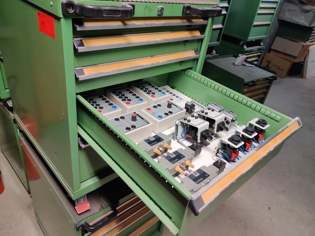 Nicht mehr benötigtes Equipment einer beruflichen Schule-9