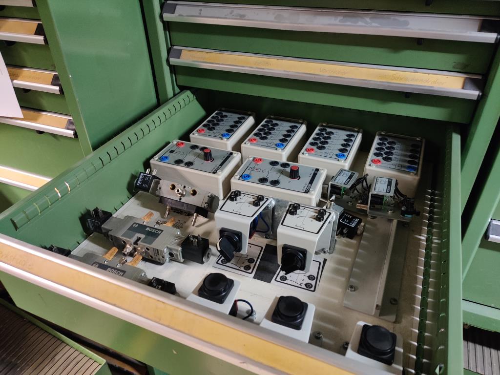 Nicht mehr benötigtes Equipment einer beruflichen Schule-10