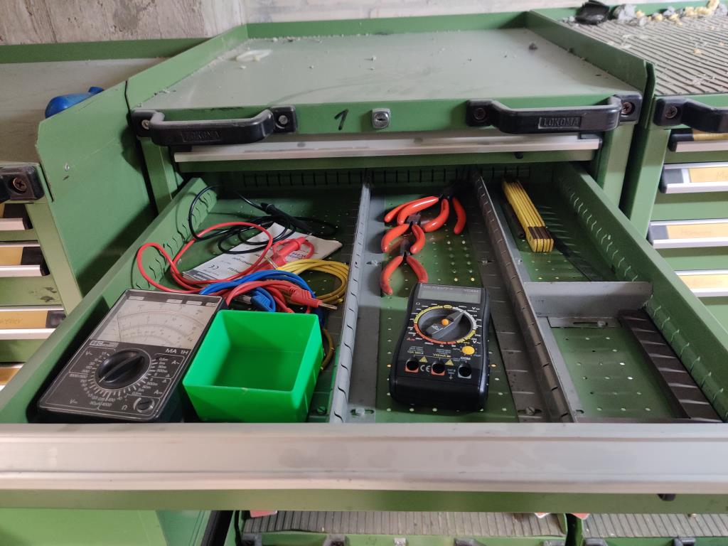 Nicht mehr benötigtes Equipment einer beruflichen Schule-11