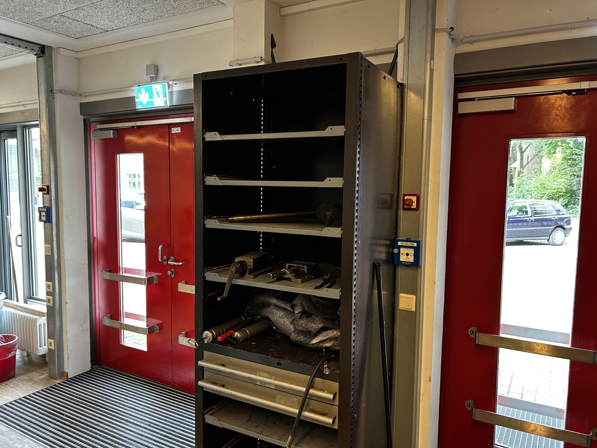 Nicht mehr benötigtes Equipment einer beruflichen Schule-2