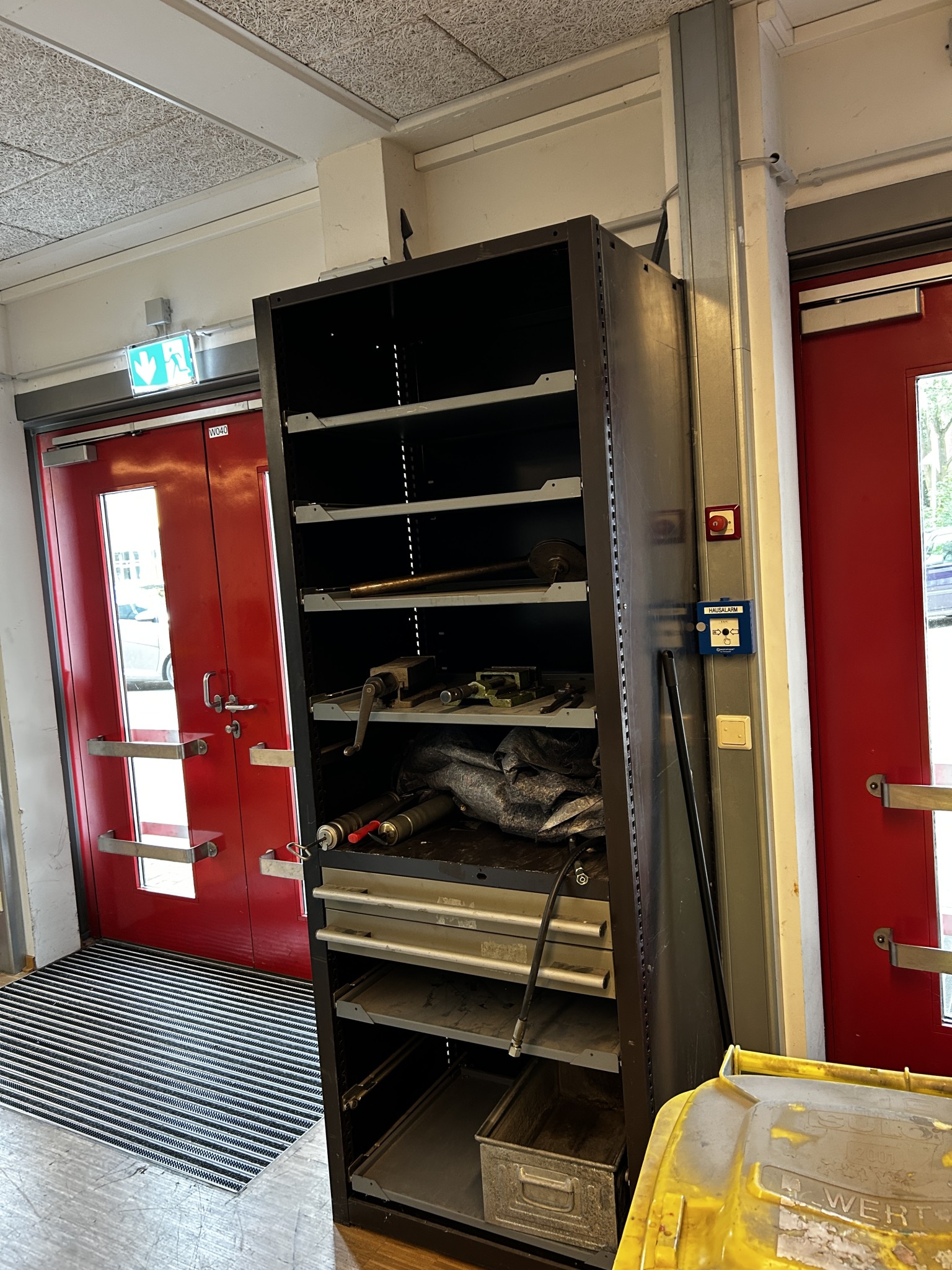 Nicht mehr benötigtes Equipment einer beruflichen Schule-3