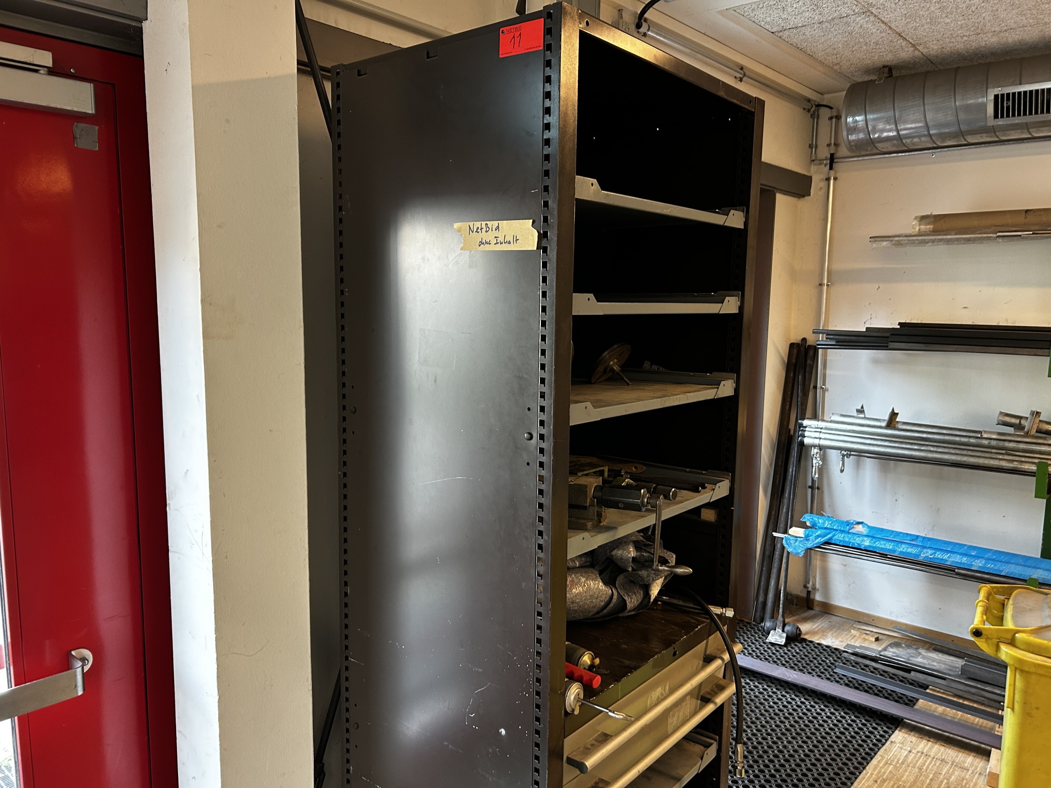 Nicht mehr benötigtes Equipment einer beruflichen Schule-4