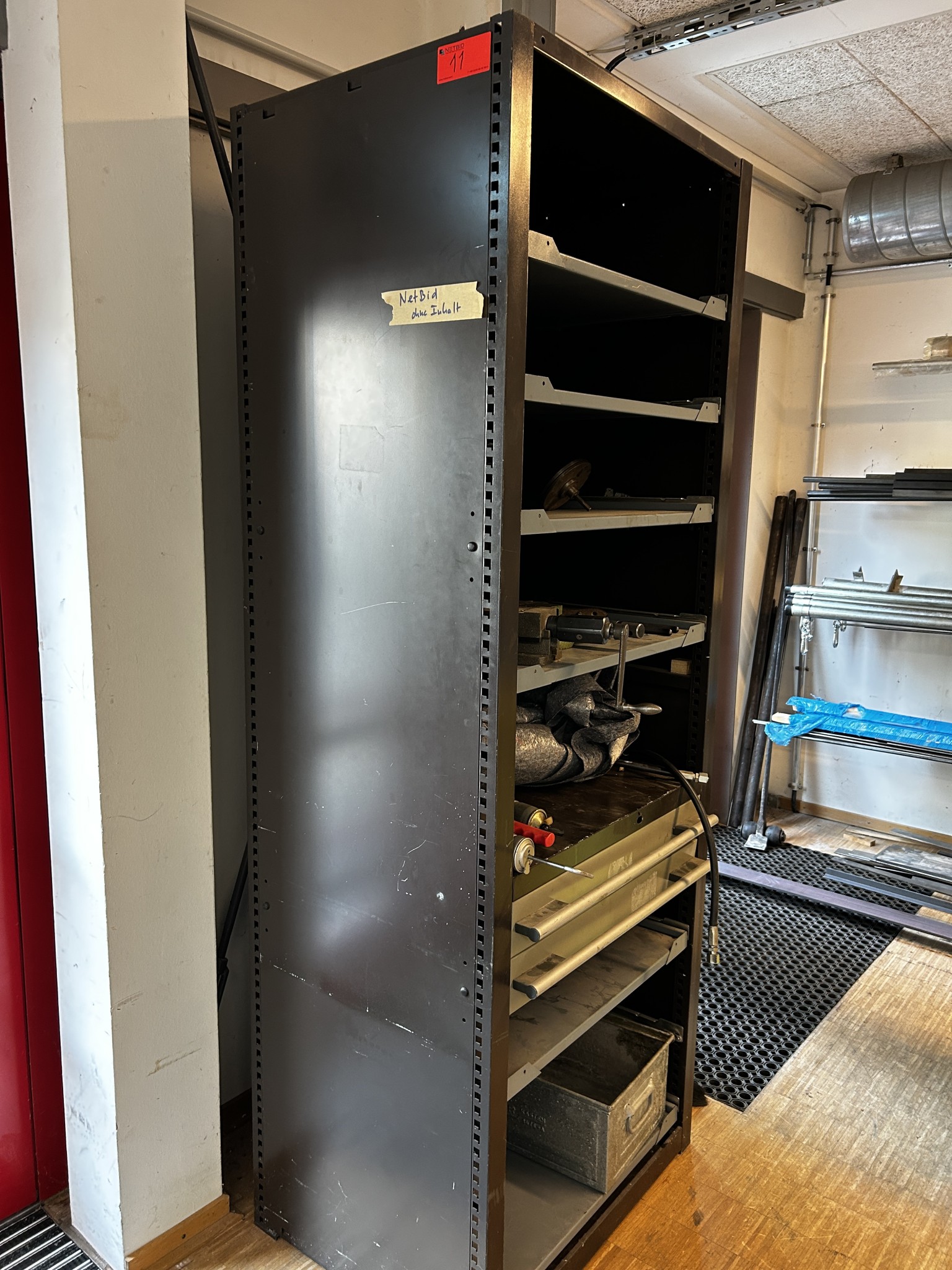 Nicht mehr benötigtes Equipment einer beruflichen Schule-1