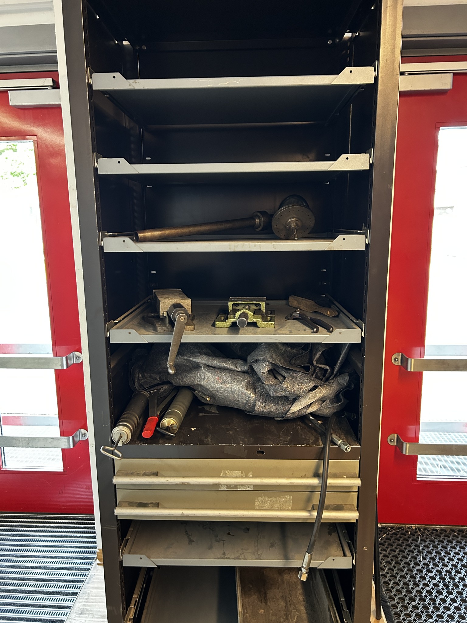 Nicht mehr benötigtes Equipment einer beruflichen Schule-5